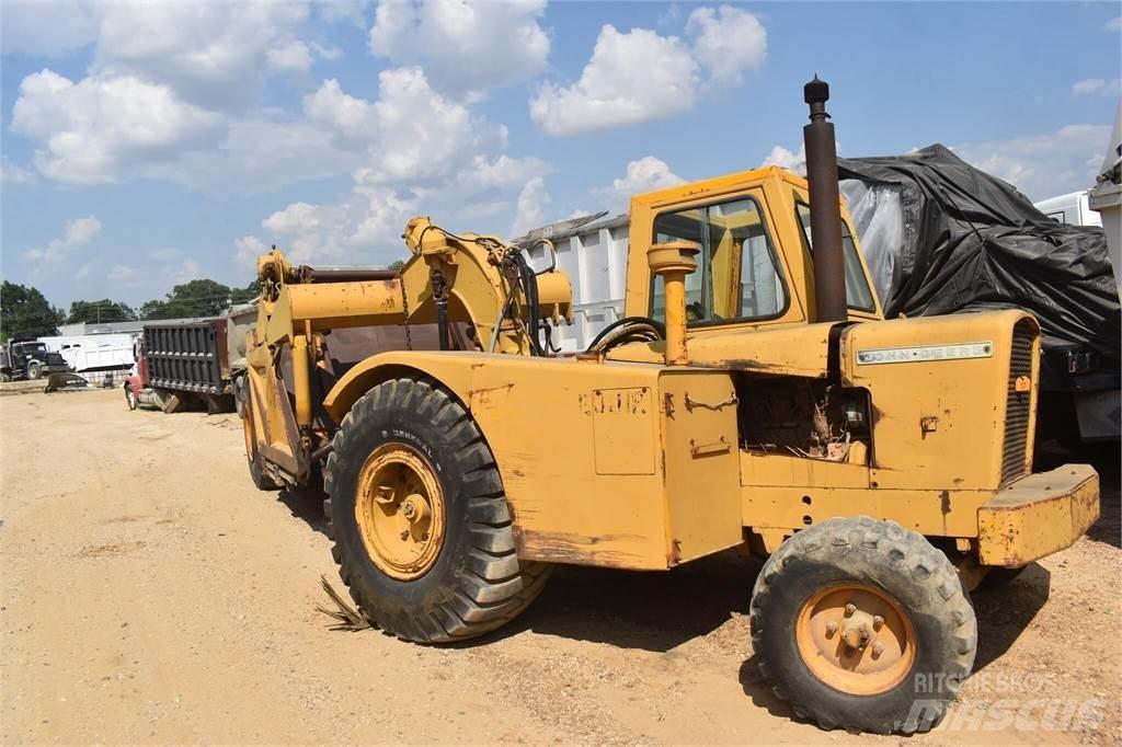 John Deere 760A Skrēperi