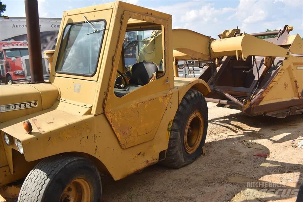 John Deere 760A Skrēperi