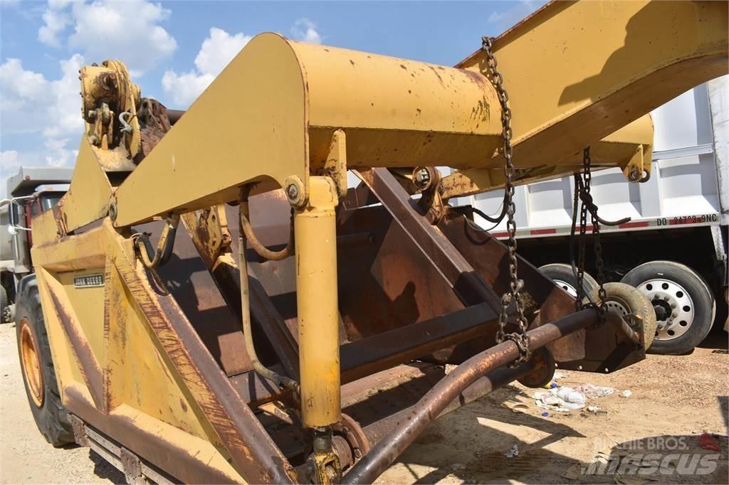 John Deere 760A Skrēperi