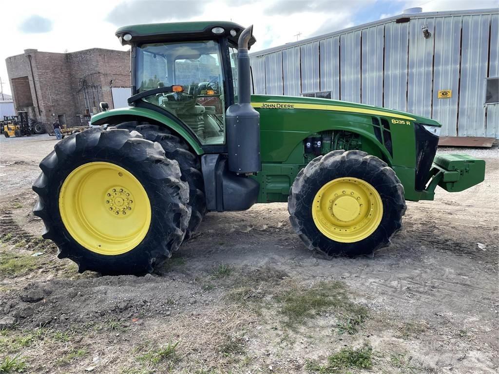 John Deere 8235R Traktori