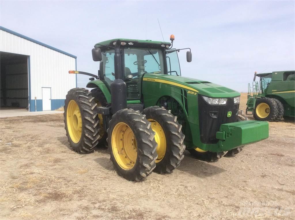 John Deere 8235R Traktori