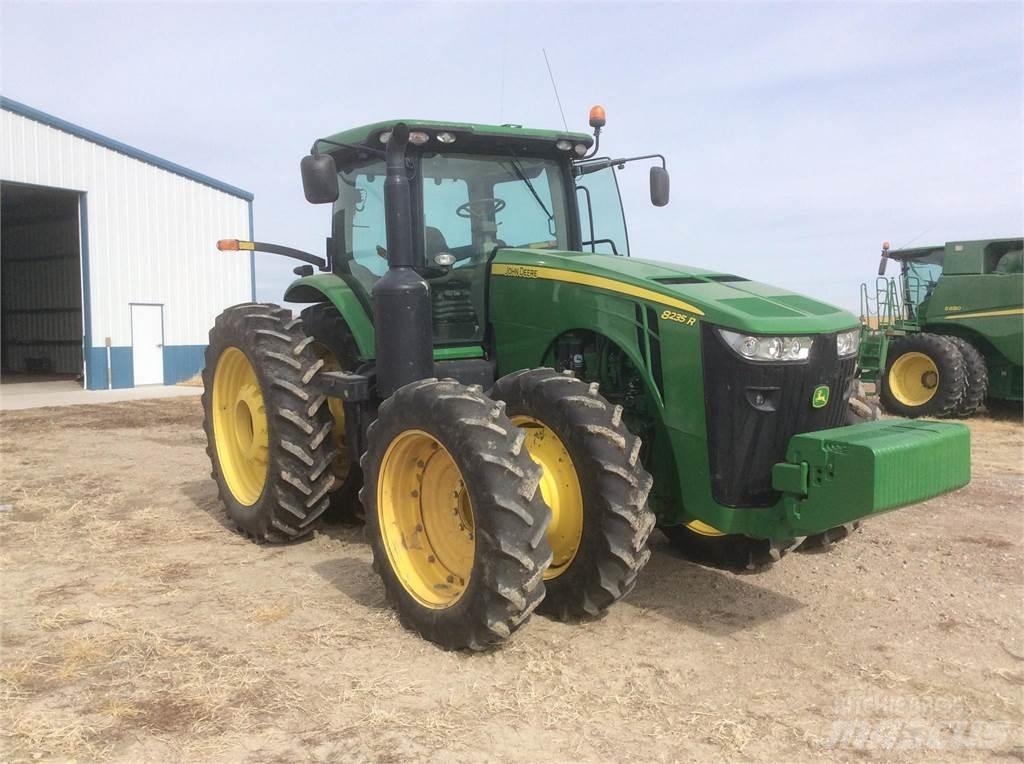 John Deere 8235R Traktori