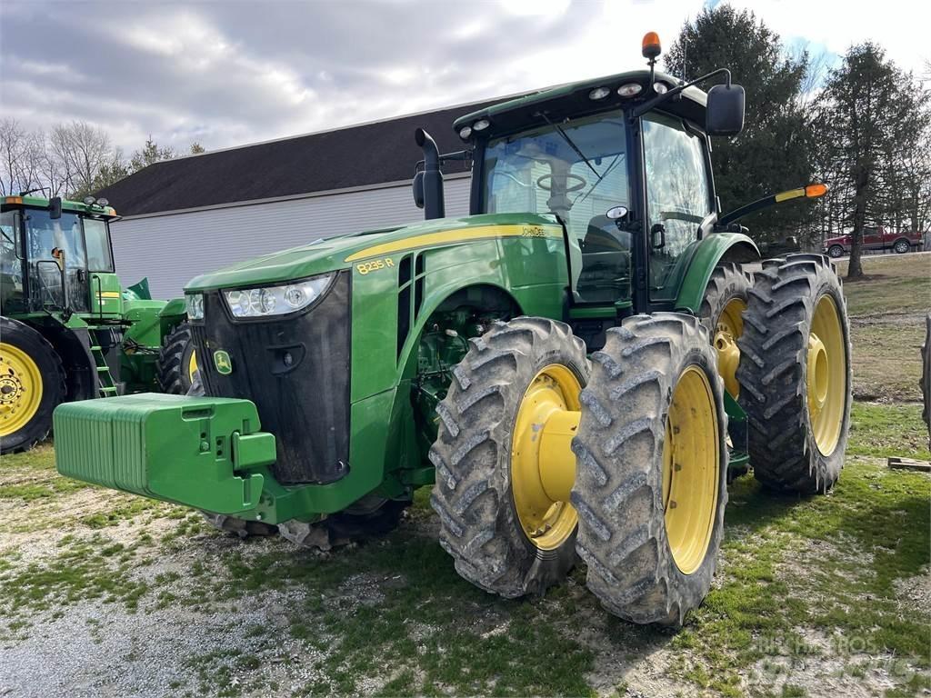 John Deere 8235R Traktori