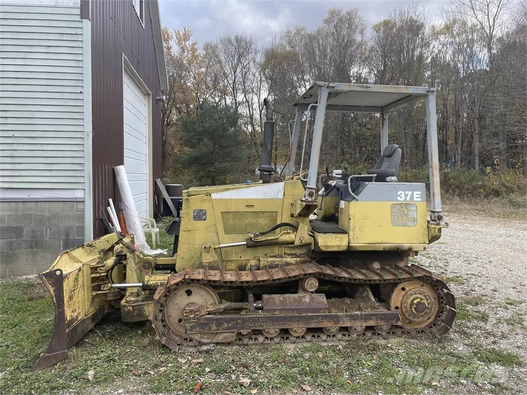 Komatsu D37E-5 Kāpurķēžu buldozeri