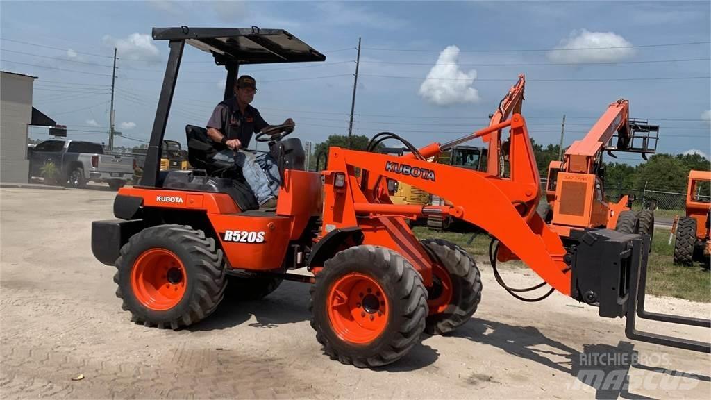 Kubota R520 Iekrāvēji uz riteņiem