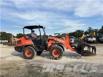 Kubota R530 Iekrāvēji uz riteņiem