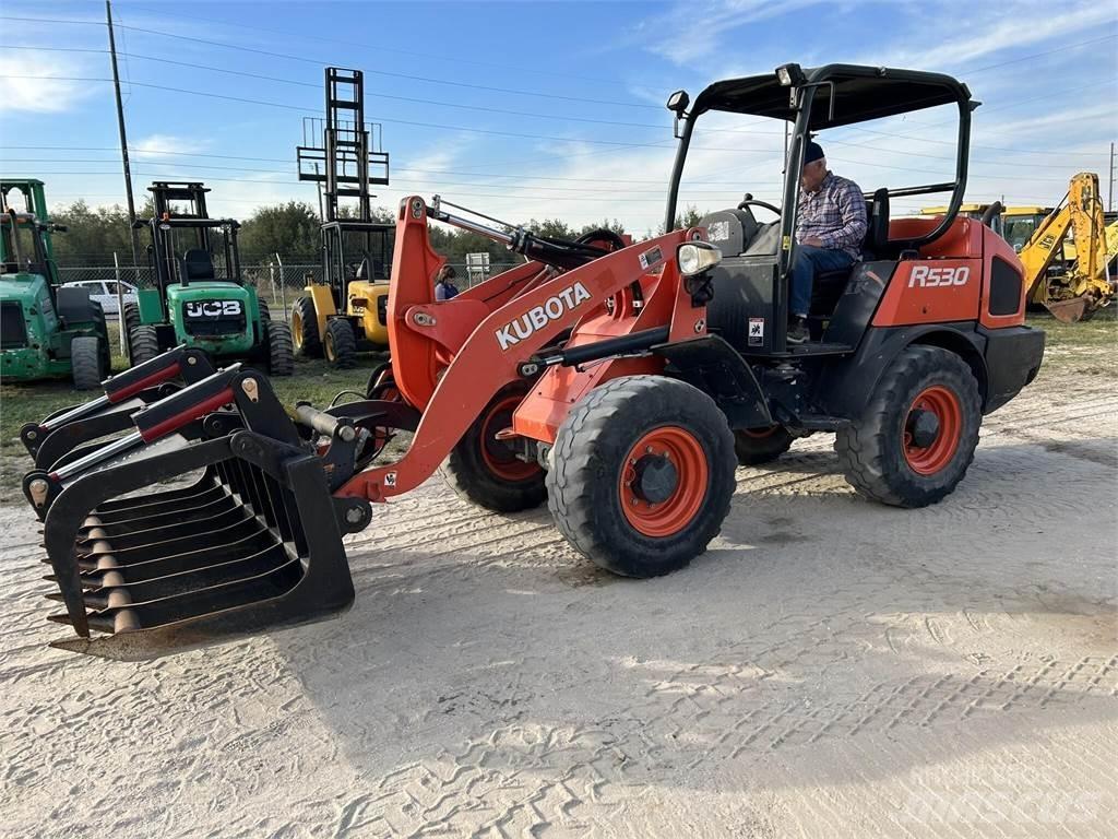 Kubota R530 Iekrāvēji uz riteņiem