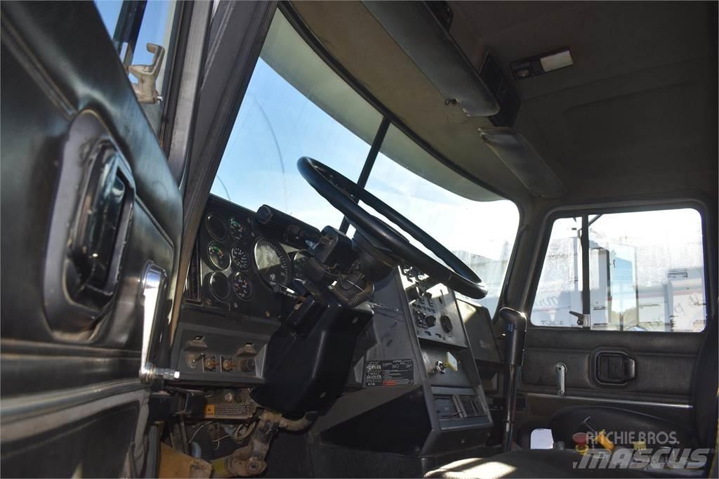 Mack CL713 Pašizgāzējs
