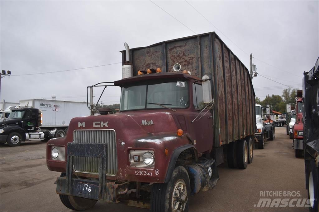 Mack DM685S Smagās mašīnas ar celtni