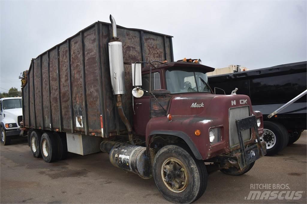 Mack DM685S Smagās mašīnas ar celtni