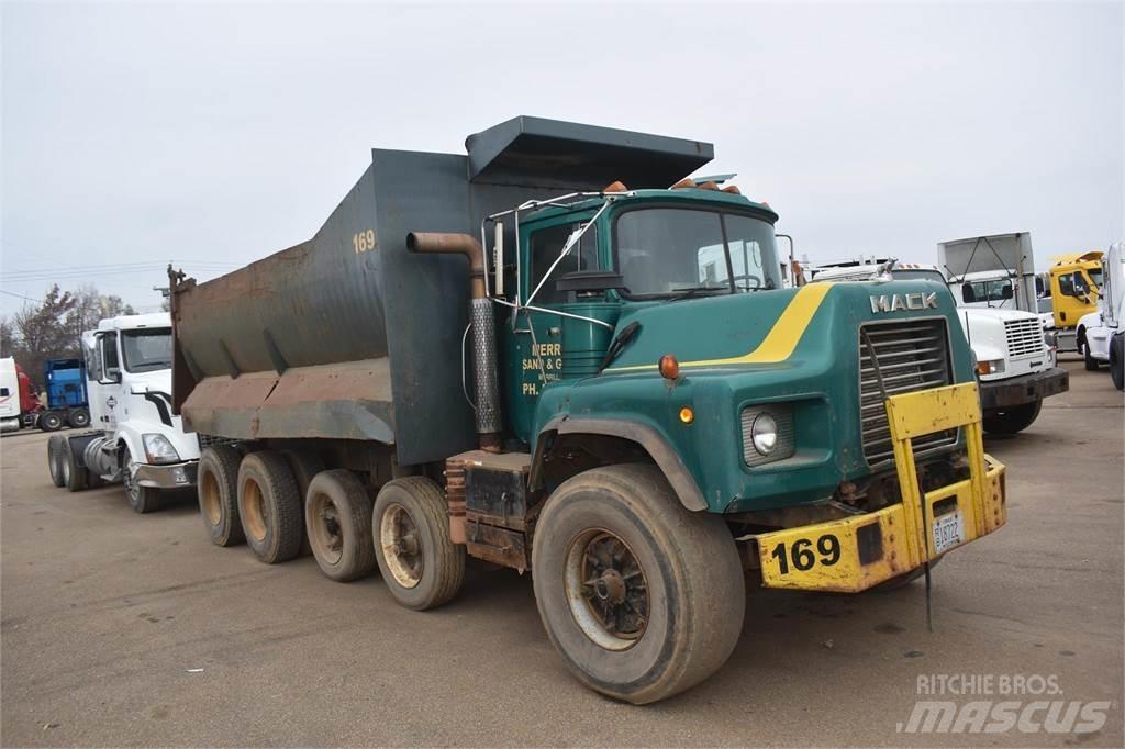 Mack DM688 Pašizgāzējs