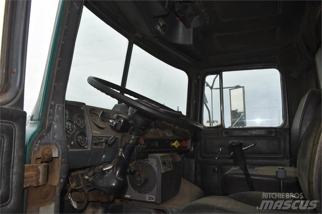 Mack DM688 Pašizgāzējs