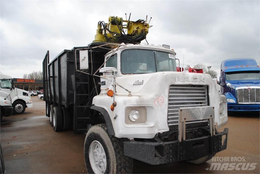 Mack DM690S Smagās mašīnas ar celtni