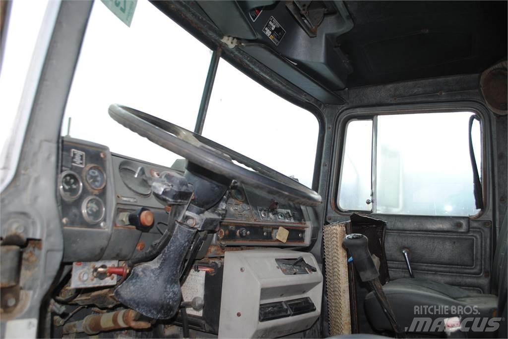 Mack DM690S Smagās mašīnas ar celtni