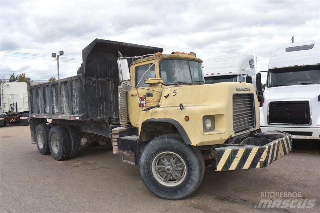 Mack DM690S Pašizgāzējs