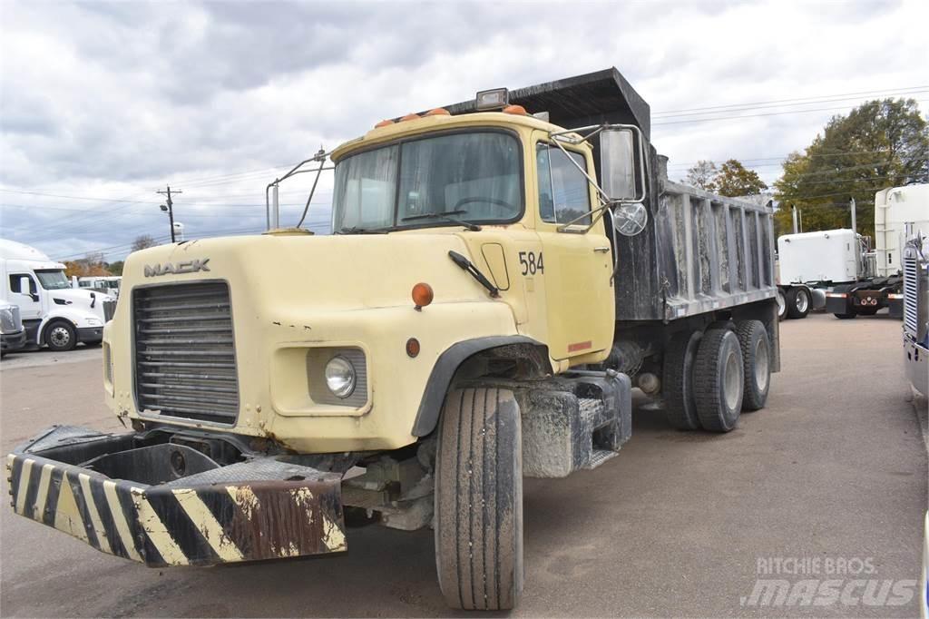 Mack DM690S Pašizgāzējs