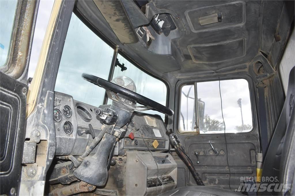 Mack DM690S Pašizgāzējs