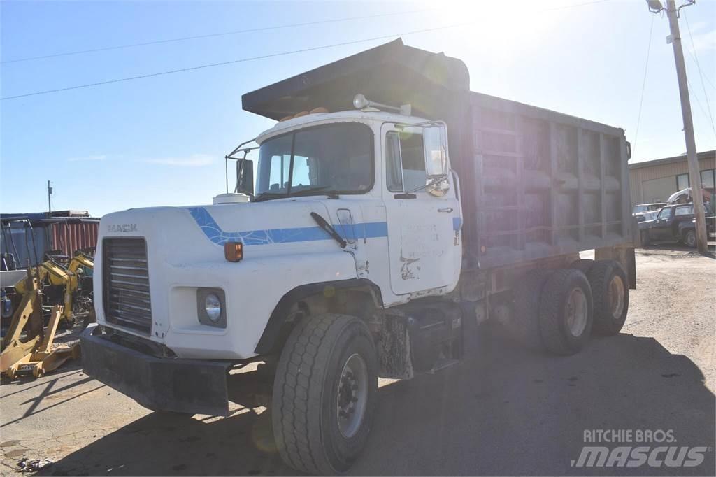 Mack DM690S Pašizgāzējs