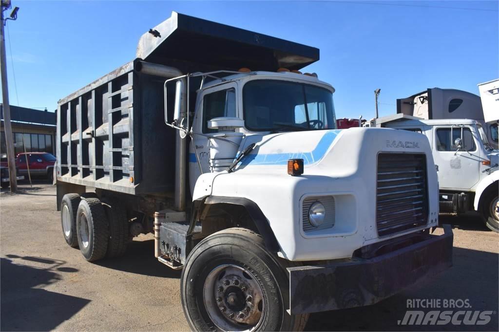 Mack DM690S Pašizgāzējs