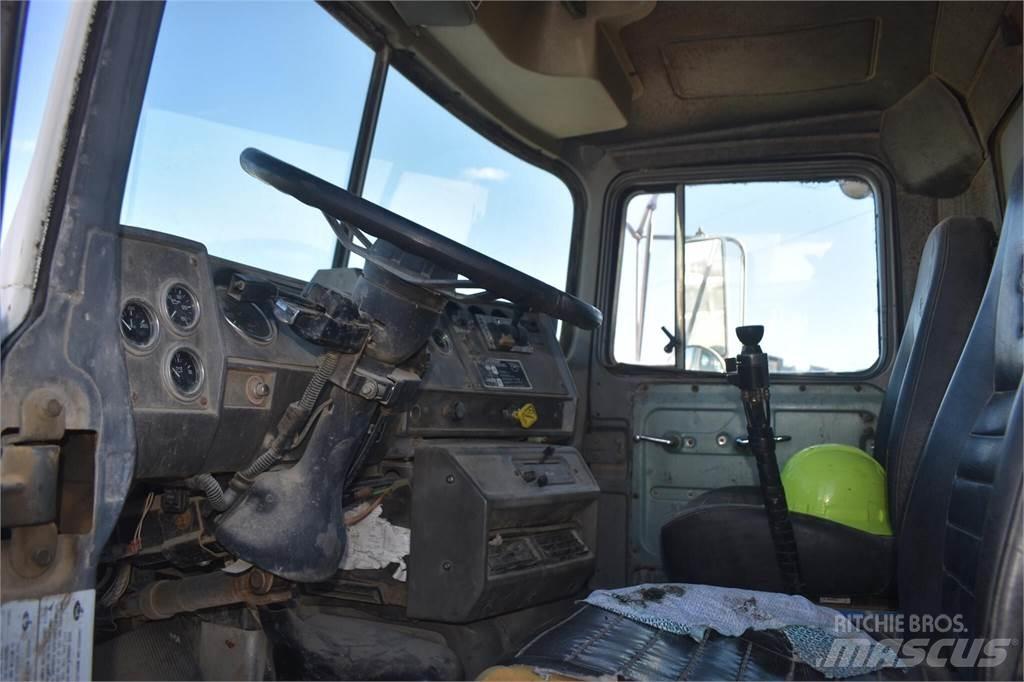 Mack DM690S Pašizgāzējs