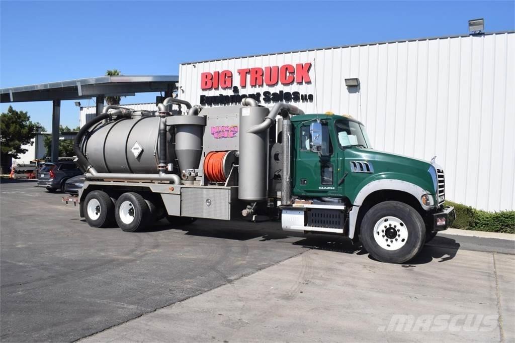 Mack GRANITE GU713 Autocisterna