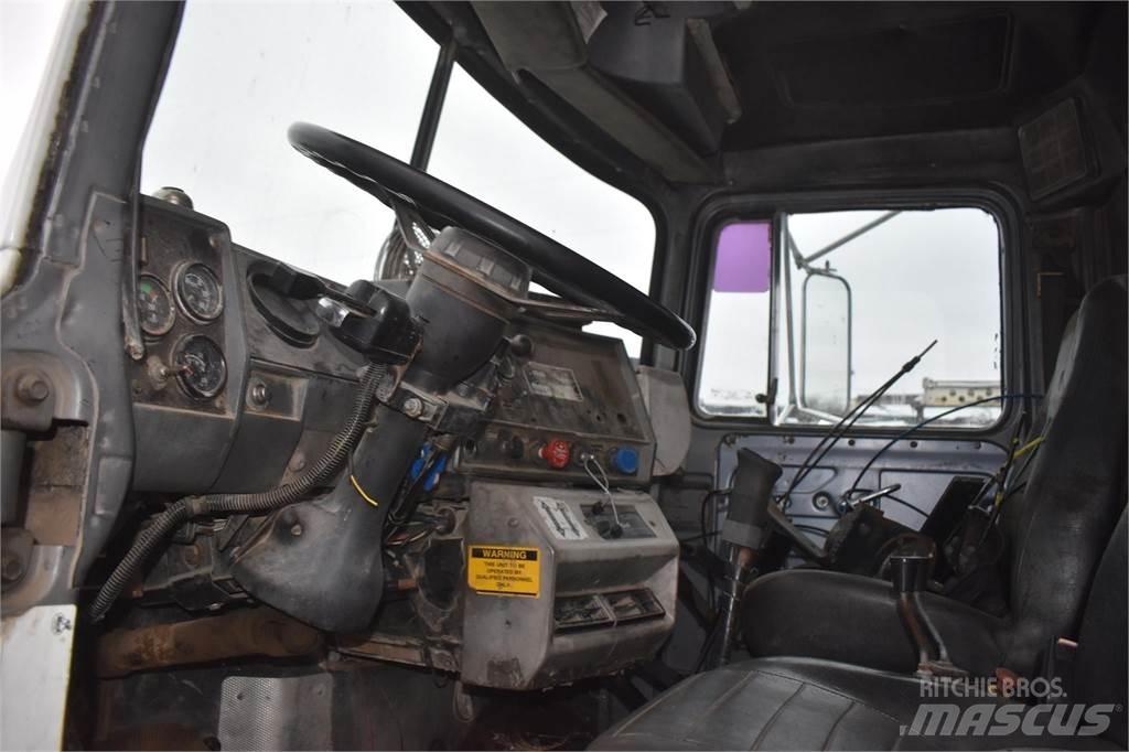 Mack RD688S Smagās mašīnas ar celtni