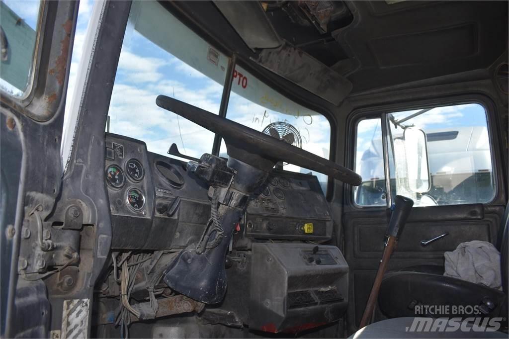 Mack RD688S Pašizgāzējs