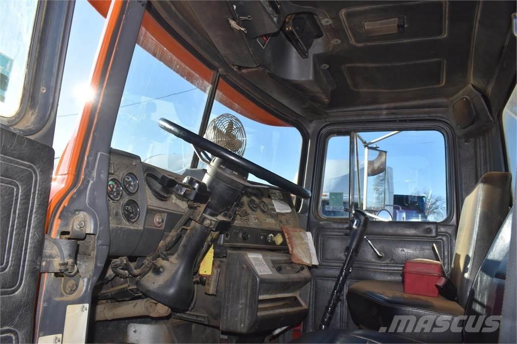 Mack RD688S Pašizgāzējs