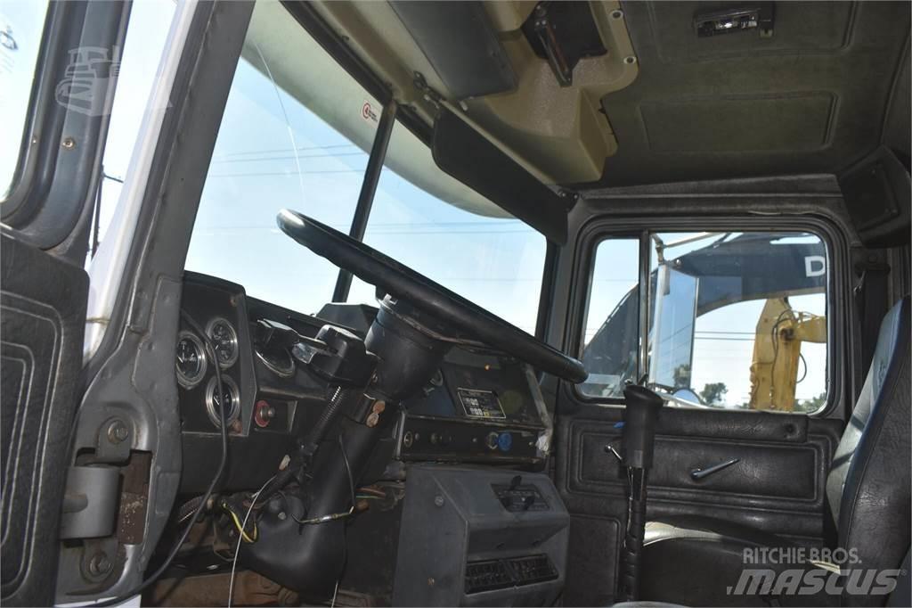 Mack RD690S Pašizgāzējs