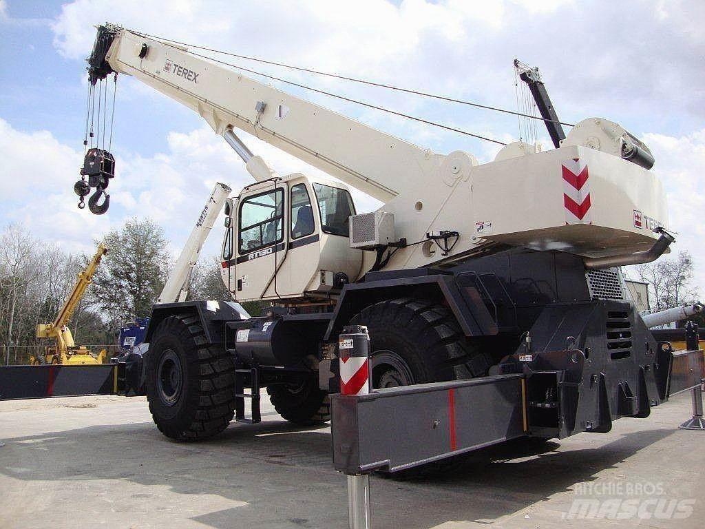 Terex RT130 Celtņi nelīdzenām virsmām