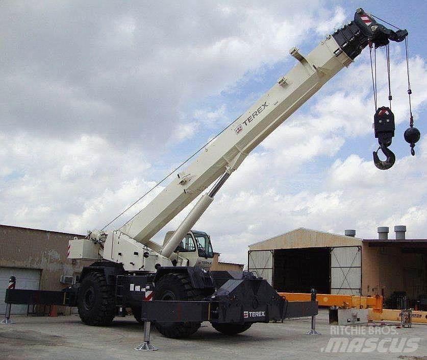 Terex RT130 Celtņi nelīdzenām virsmām
