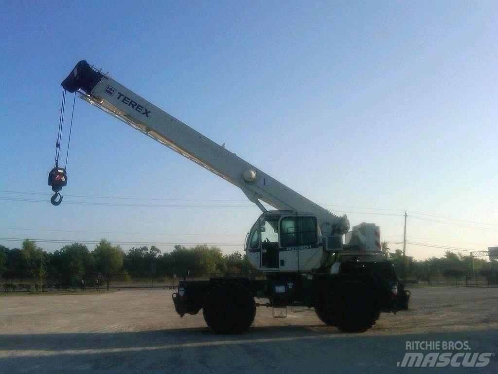Terex RT230-1 Celtņi nelīdzenām virsmām