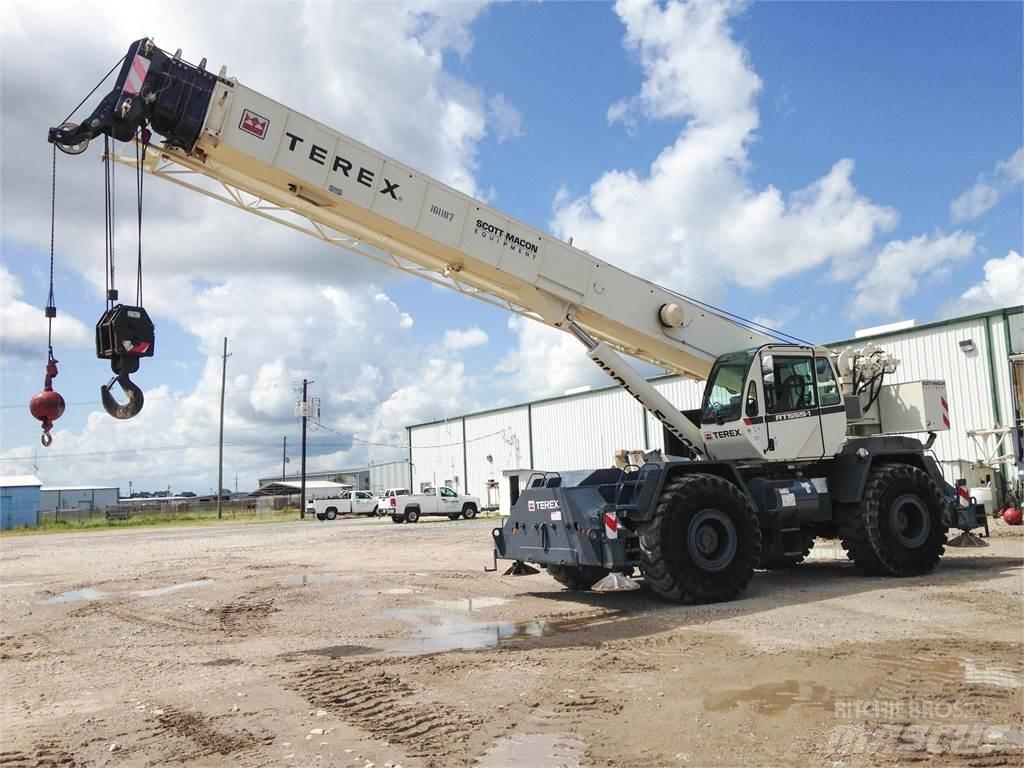 Terex RT555-1 Celtņi nelīdzenām virsmām