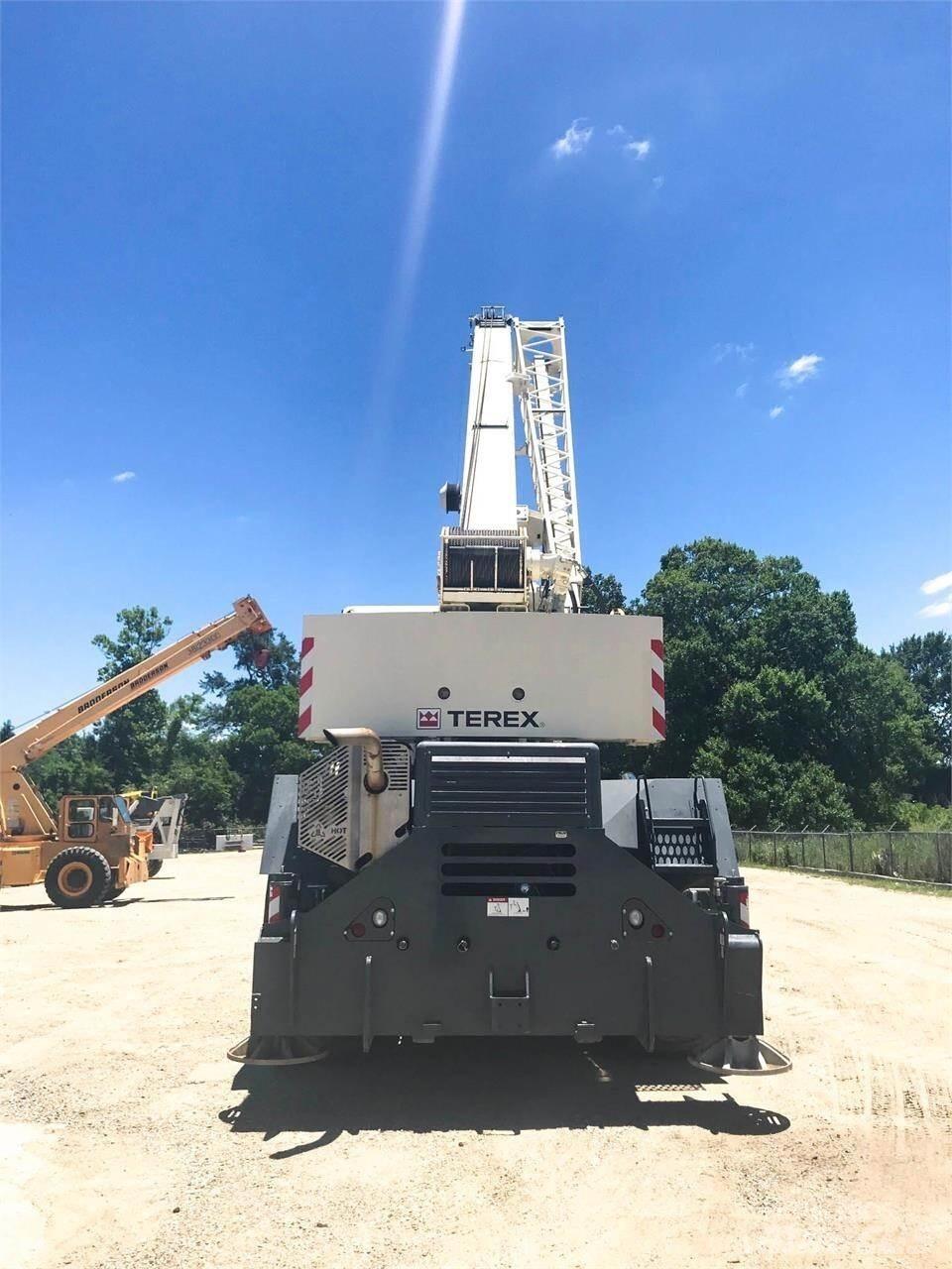 Terex RT670 Celtņi nelīdzenām virsmām