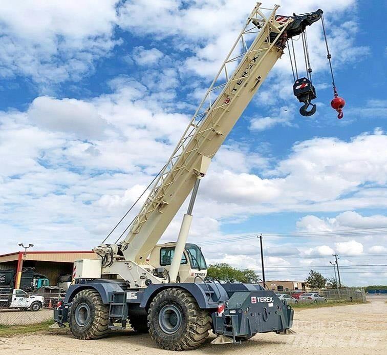 Terex RT670-1 Celtņi nelīdzenām virsmām