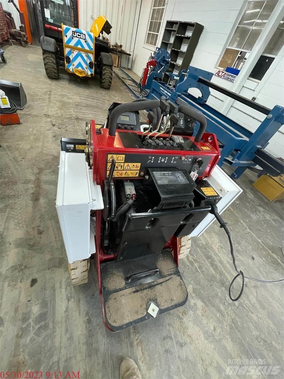 Toro E-DINGO 500 Lietoti riteņu kompaktiekrāvēji