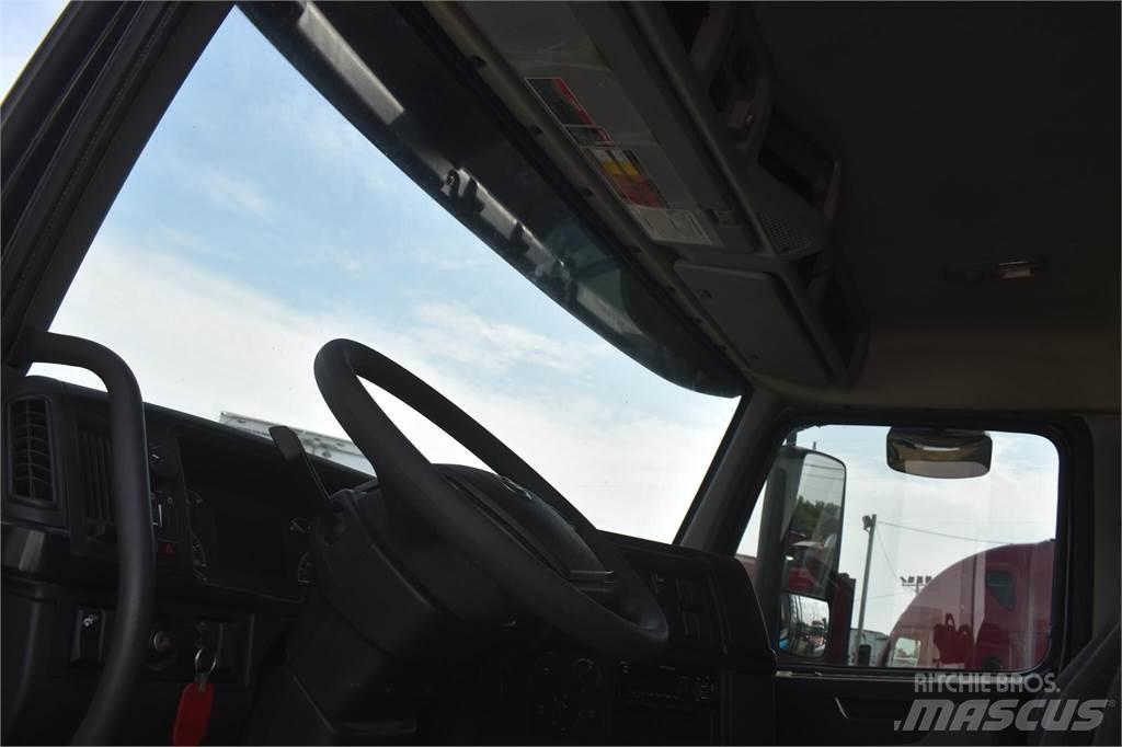 Volvo VHD104F300 Pašizgāzējs