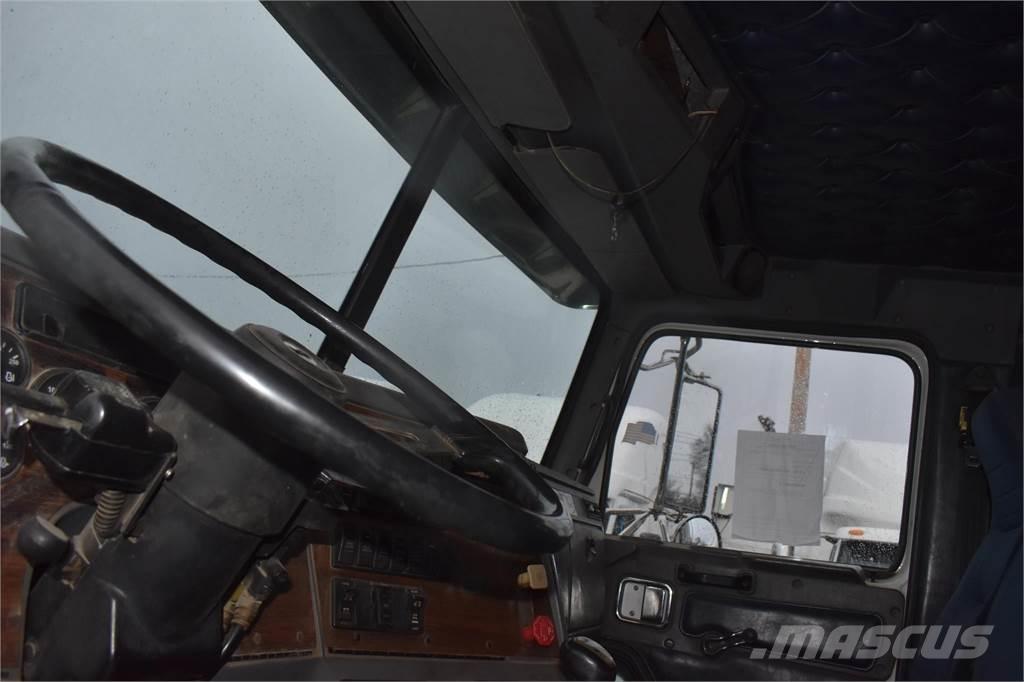 Western Star 4900FA Pašizgāzējs