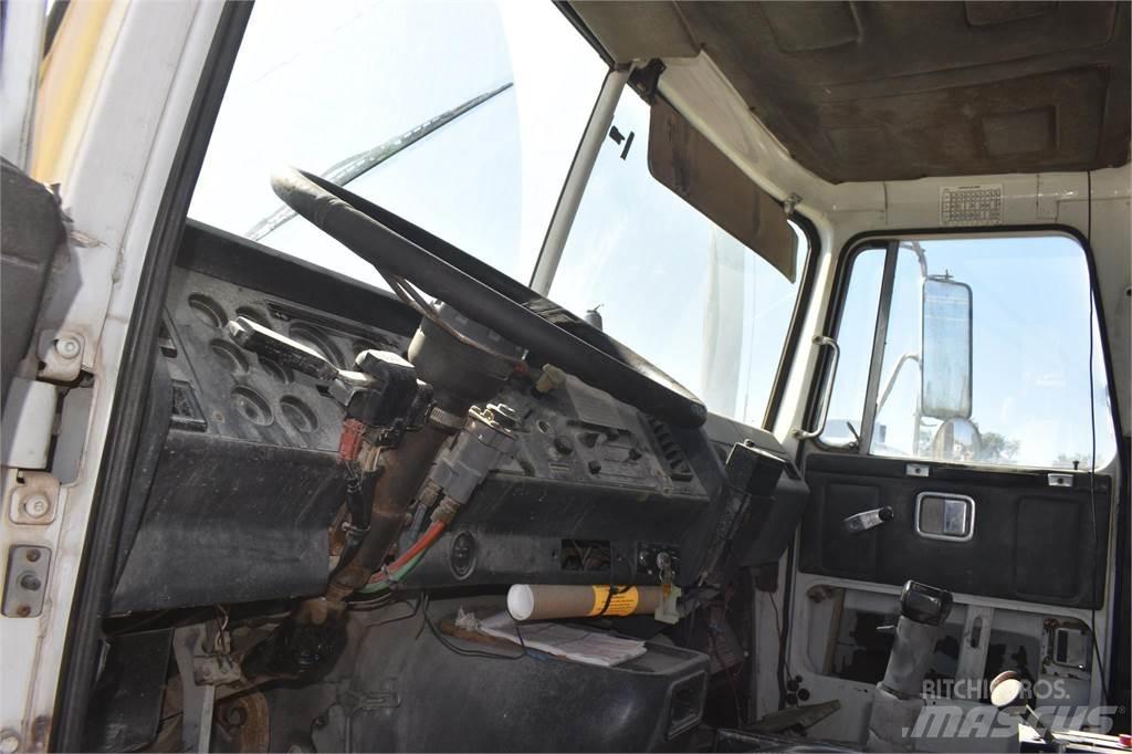 White/GMC WG42 Pašizgāzējs