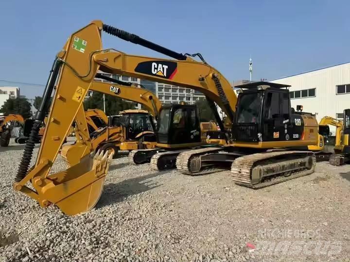 CAT CAT323D2L Kāpurķēžu ekskavatori