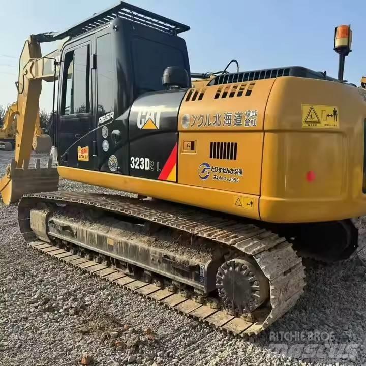 CAT CAT323D2L Kāpurķēžu ekskavatori