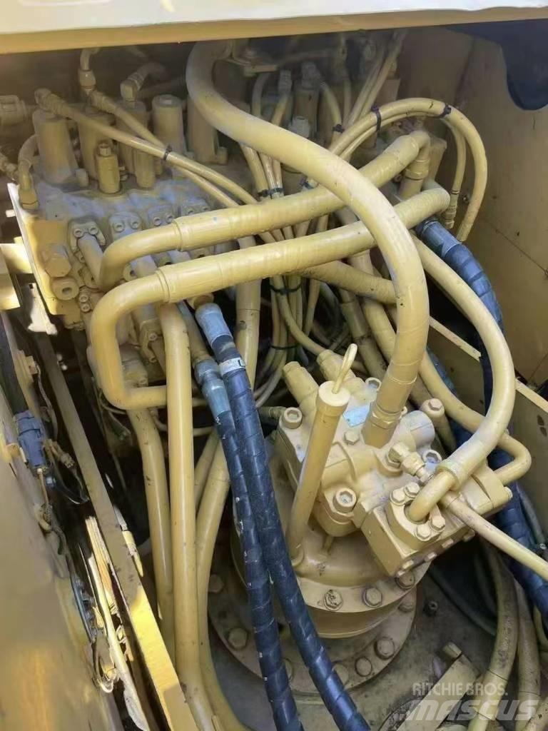CAT 323D2 Kāpurķēžu ekskavatori