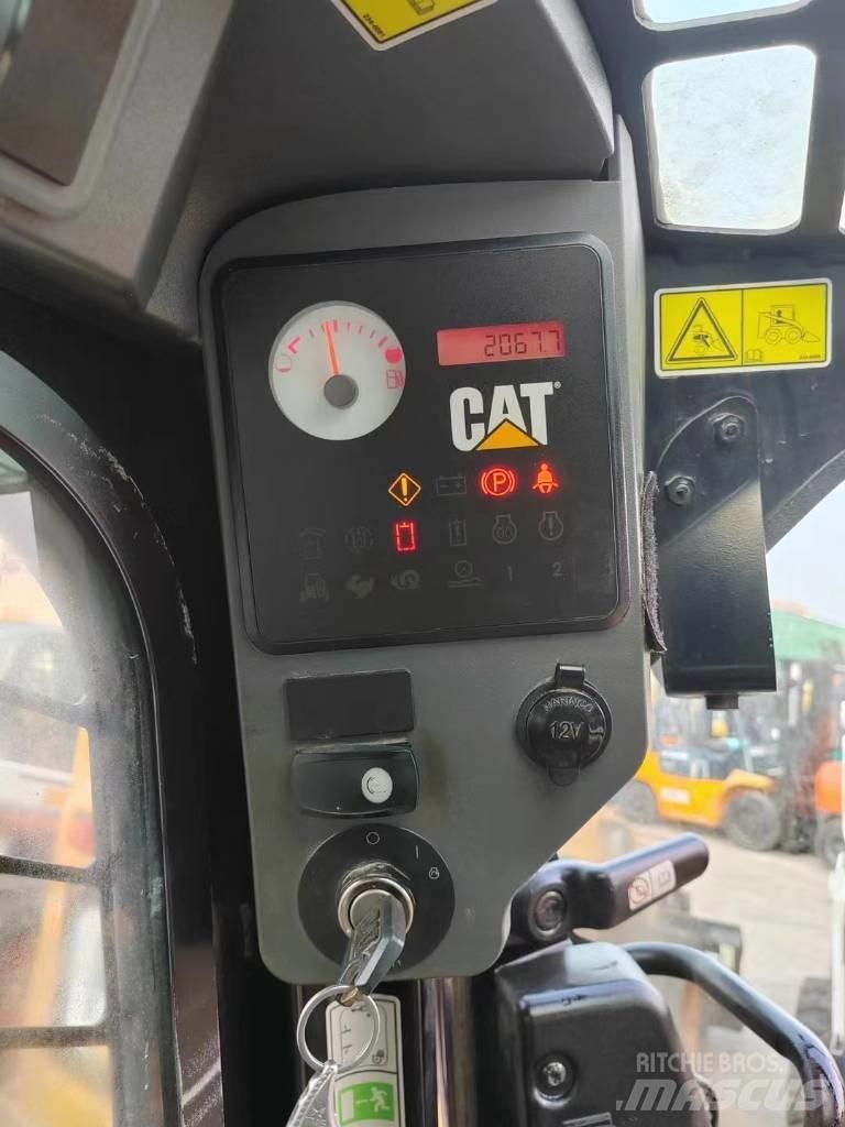 CAT 246 C Lietoti riteņu kompaktiekrāvēji