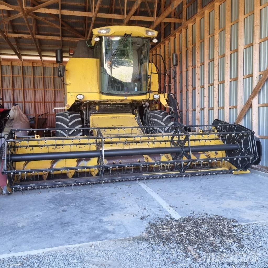 New Holland TC 5070 Ražas novākšanas kombaini