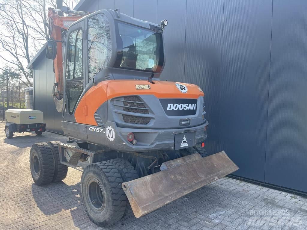 Doosan DX57W Ekskavatori uz riteņiem