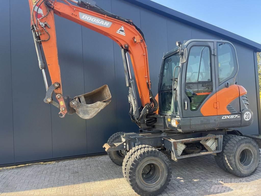 Doosan DX57W Ekskavatori uz riteņiem