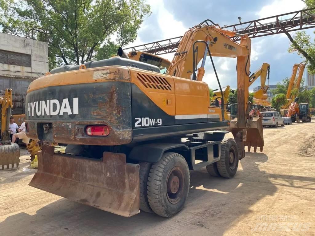 Hyundai R210W-9 Ekskavatori uz riteņiem
