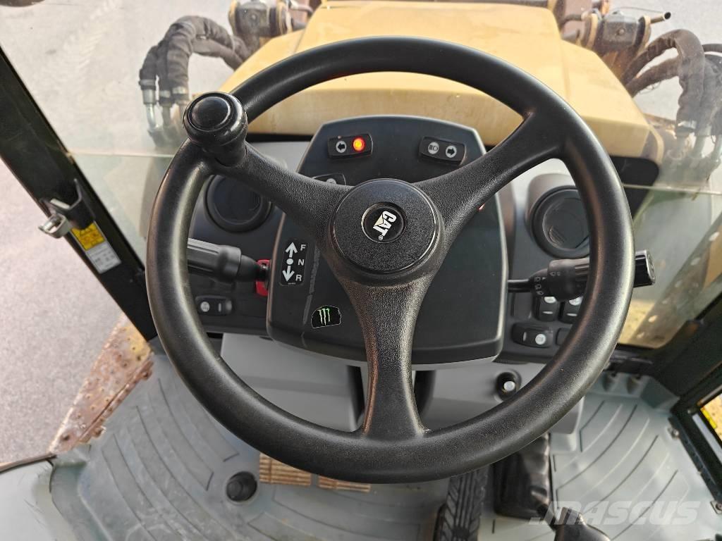 CAT 428 F Ekskavatori-iekrāvēji