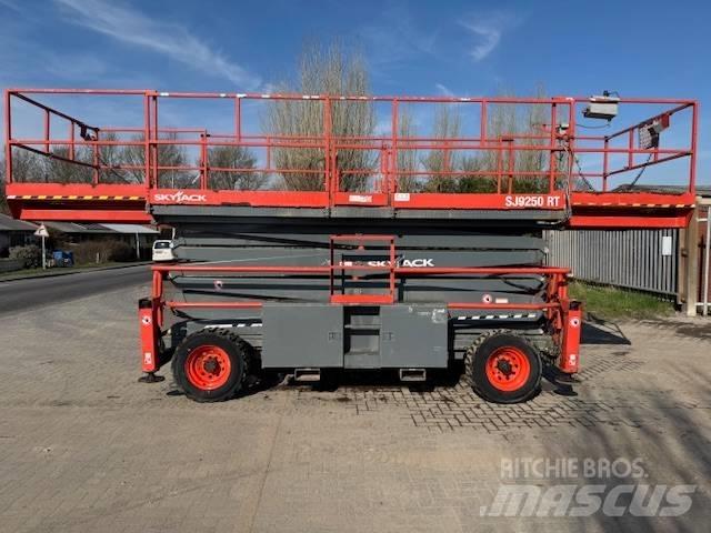 SkyJack SJ 9250 RT Šķerveida pacēlāji