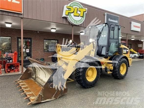 CAT 908M Iekrāvēji uz riteņiem